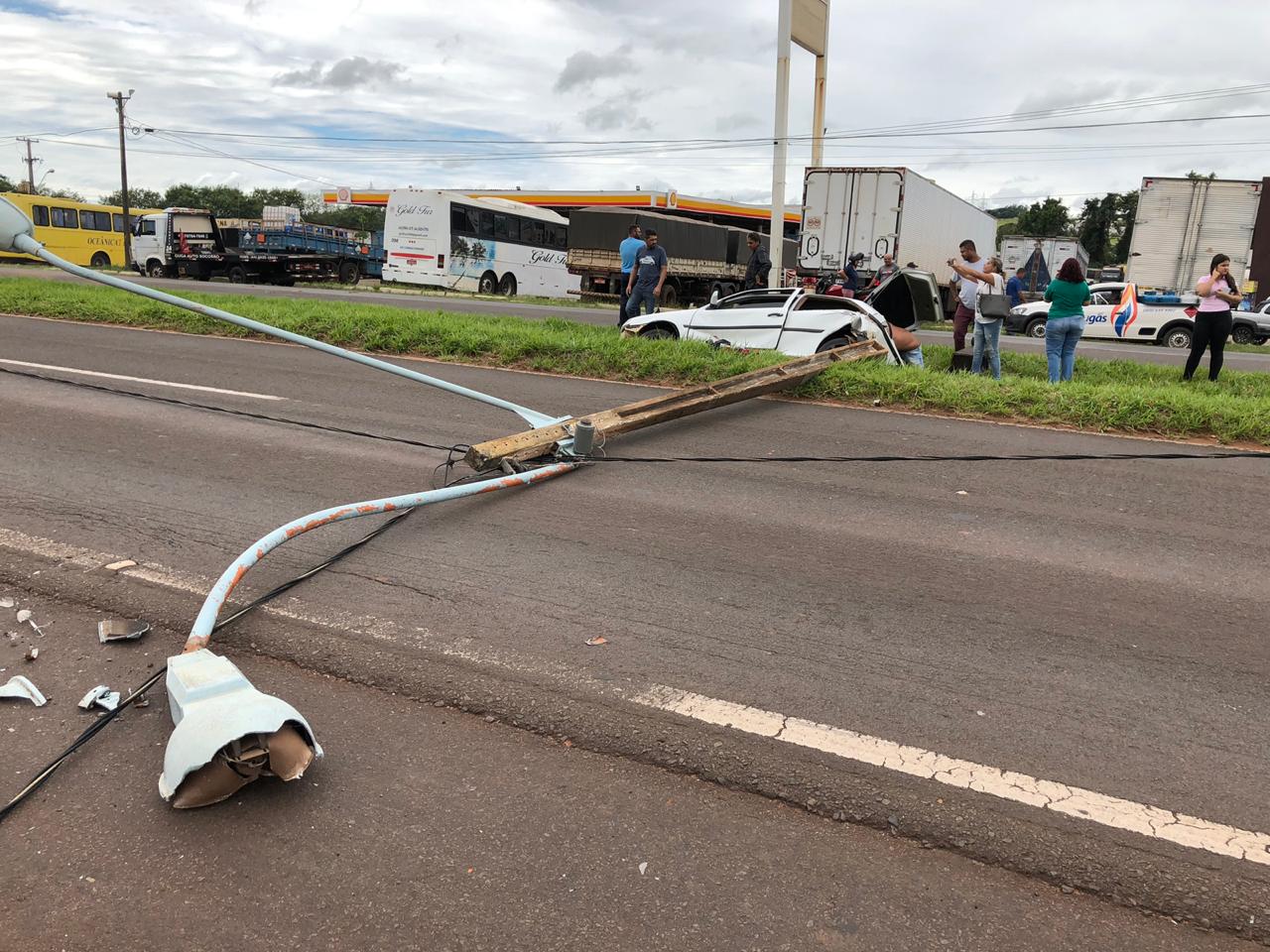 Mulher fica ferida após carro desviar de pedestre e rodar na PR-323