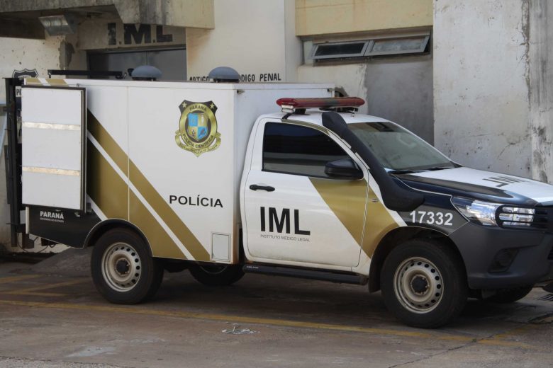 Condutor foge após capotamento que matou um jovem e deixou outro ferido