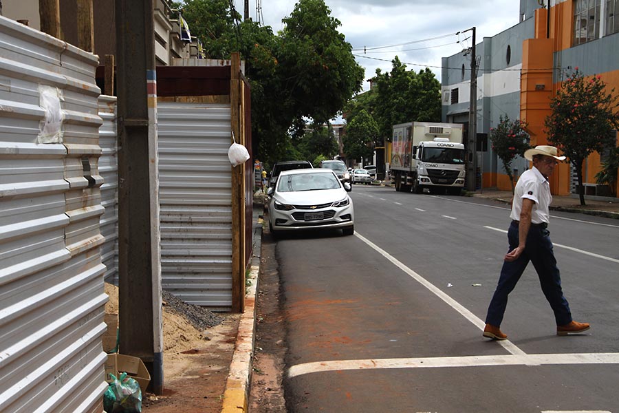 Jornal Ilustrado - Obstruções nas calçadas levam pedestre a dividir espaço com veículos nas ruas