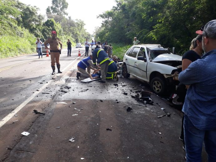 Casal morre e criança é socorrida em estado grave, após Gol colidir com caminhonete cheia de cigarro