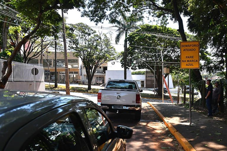 Motorista deve ficar atento a sensor no semáforo da Rua do Bosque