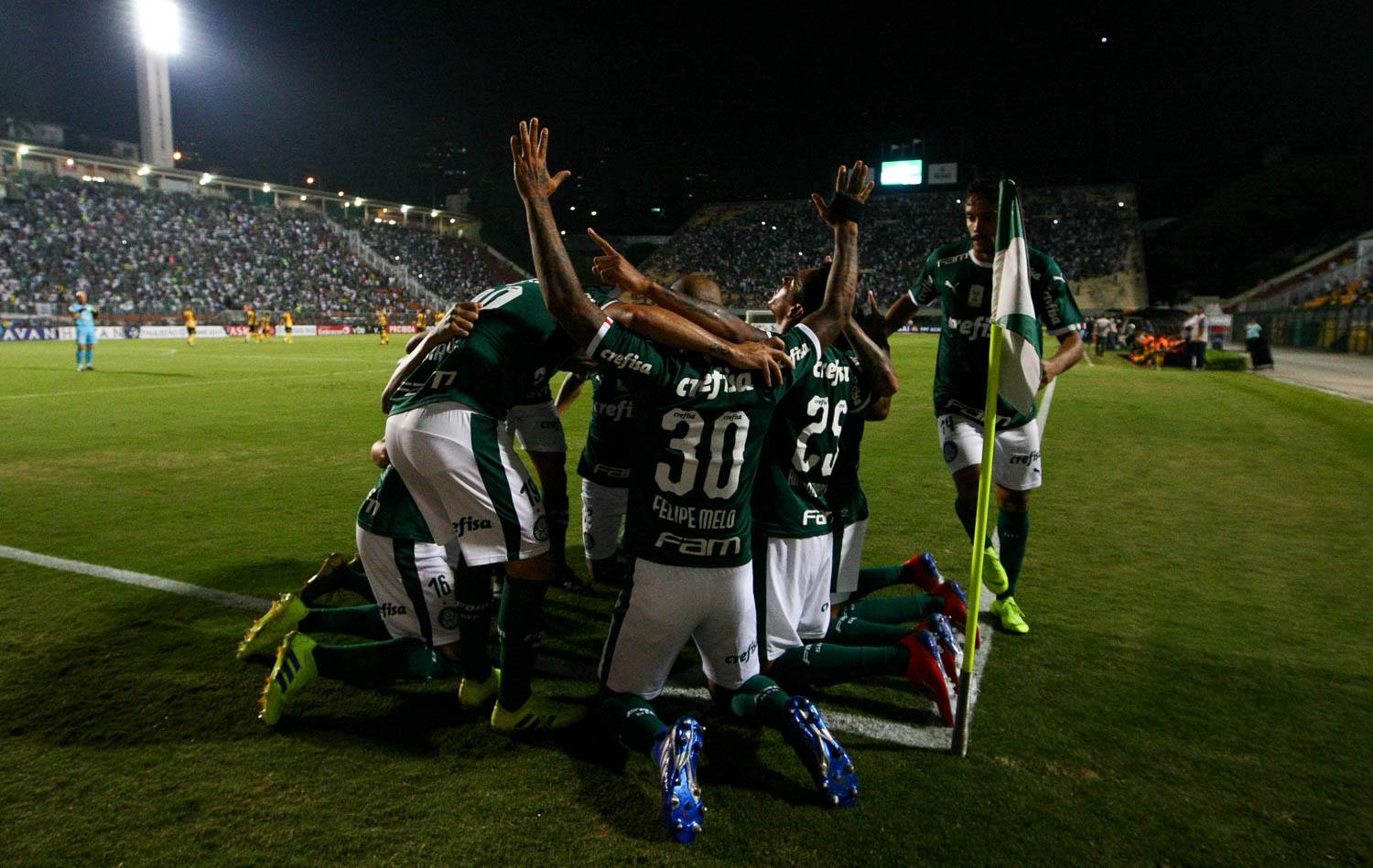 Com pênalti dado pelo VAR, Palmeiras goleia Novorizontino e vai à semifinal