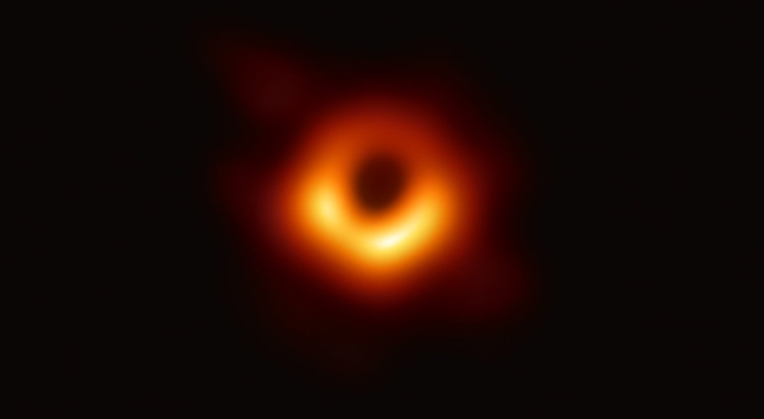 Astrônomos revelam primeira imagem de um buraco negro já registrada