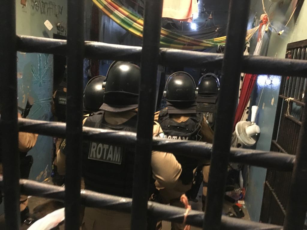 BATE GRADE EM UMUARAMA Presos ficam feridos ao agarrarem granada de efeito moral durante revista na cadeia