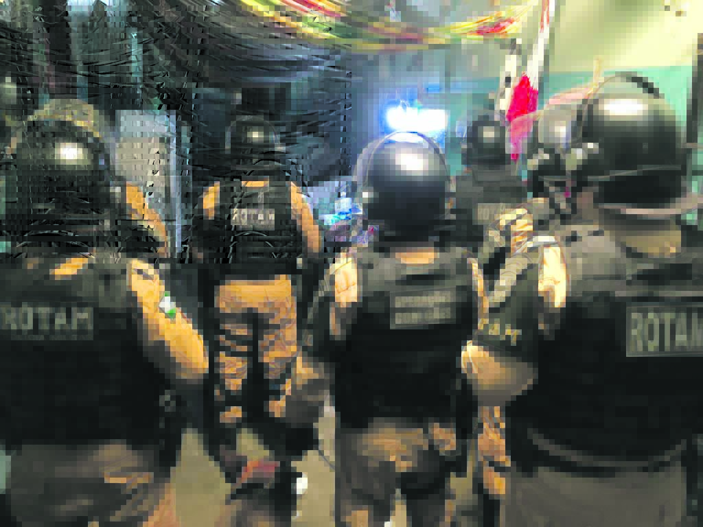 Presos ficam feridos ao agarrarem granada de efeito moral durante revista na cadeia