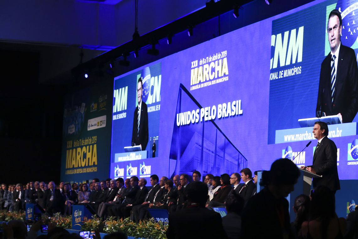 Em reunião com prefeitos, Bolsonaro anuncia apoio a aumento de 1% do FPM