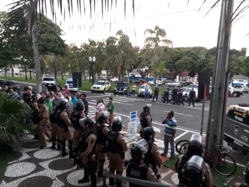 Jornal Ilustrado - Polícia controla entrada na Câmara de Umuarama para evitar tumulto