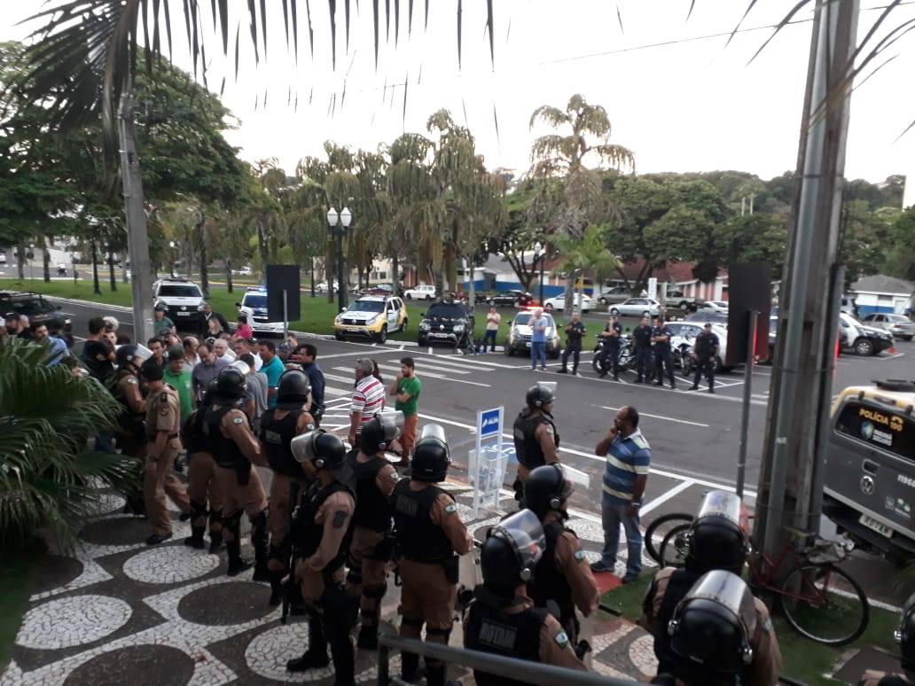 Polícia controla entrada na Câmara de Umuarama para evitar tumulto
