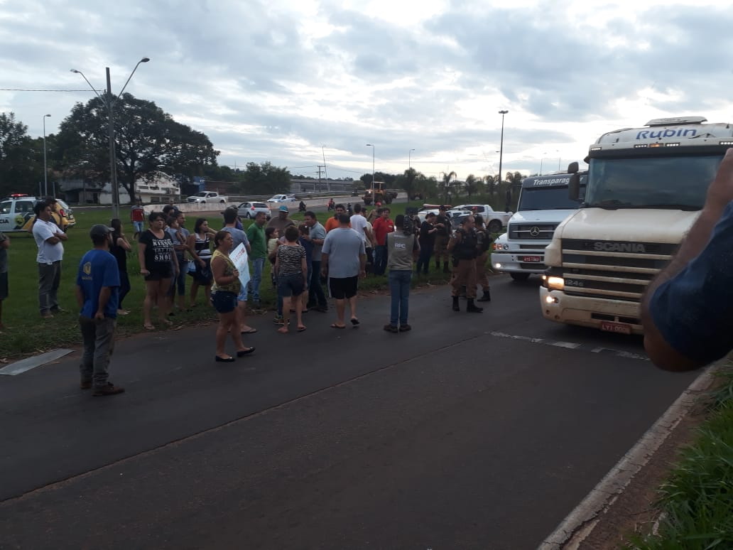 Moradores protestam na PR-323 contra Casa de Custódia no B. São Cristóvão