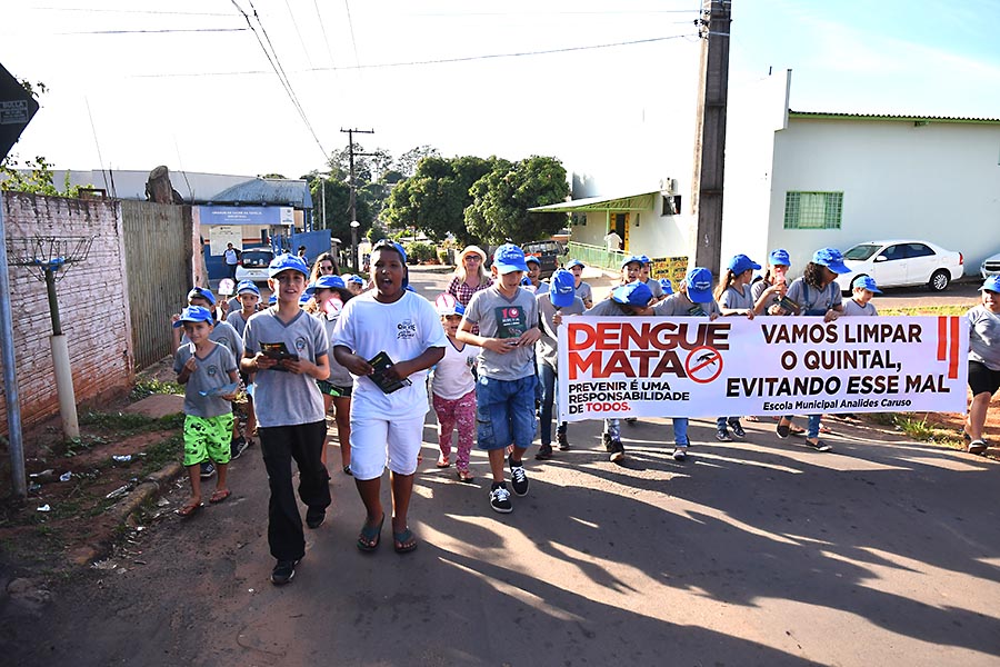 Crianças saem às ruas para alertar adultos e combater a dengue no Parque Industrial