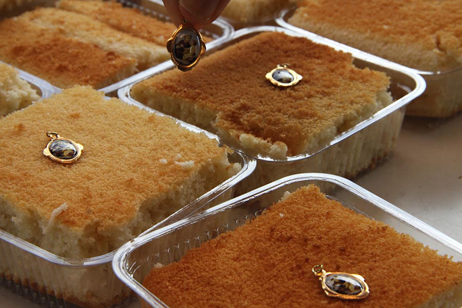 Jornal Ilustrado - Voluntários iniciam a produção do tradicional bolo de Santo Antônio