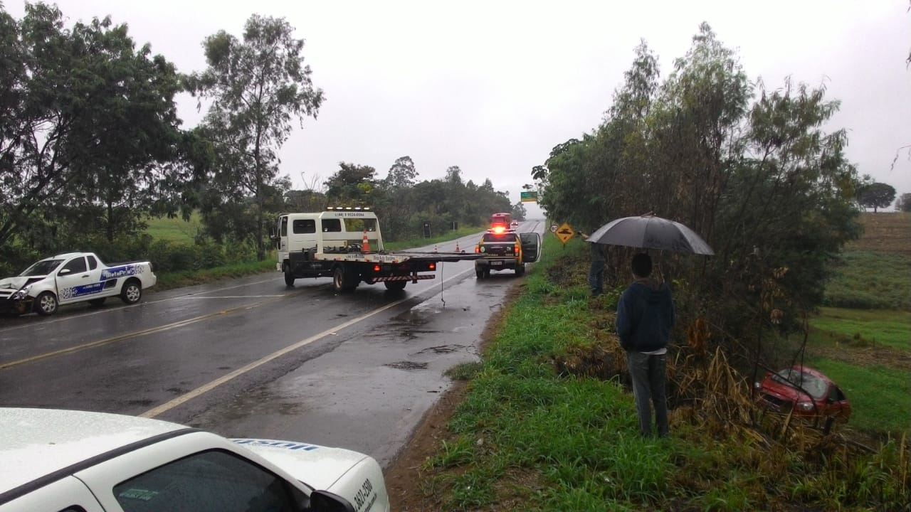 Jornal Ilustrado - Após colisão, carro cai em barranco na rodovia PR-323