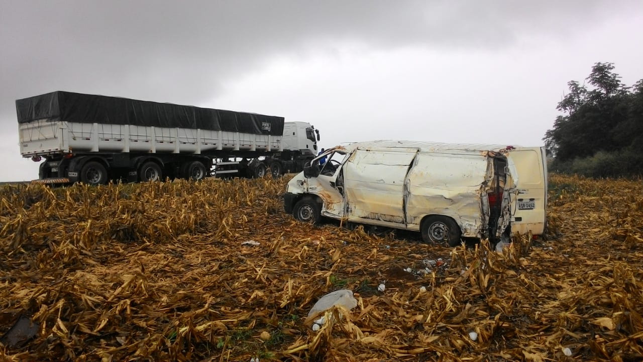Motorista de Van morre ao bater em caminhão perto de Alto Piquiri