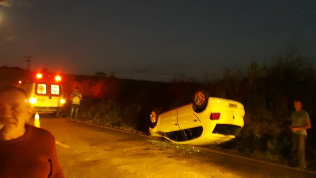 Capotamento de Gol com três pessoas complica o trânsito entre Umuarama e Xambrê
