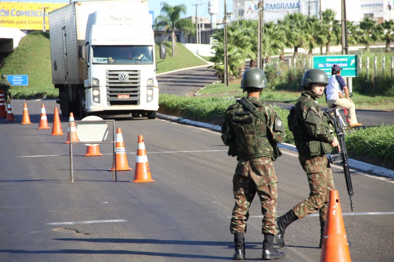 Exército monta bloqueios  em Umuarama e toda a região