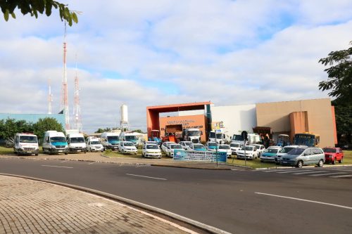 Jornal Ilustrado - Prefeito Darlan Scalco expõe veículos que vão renovar a Frota Municipal de Pérola