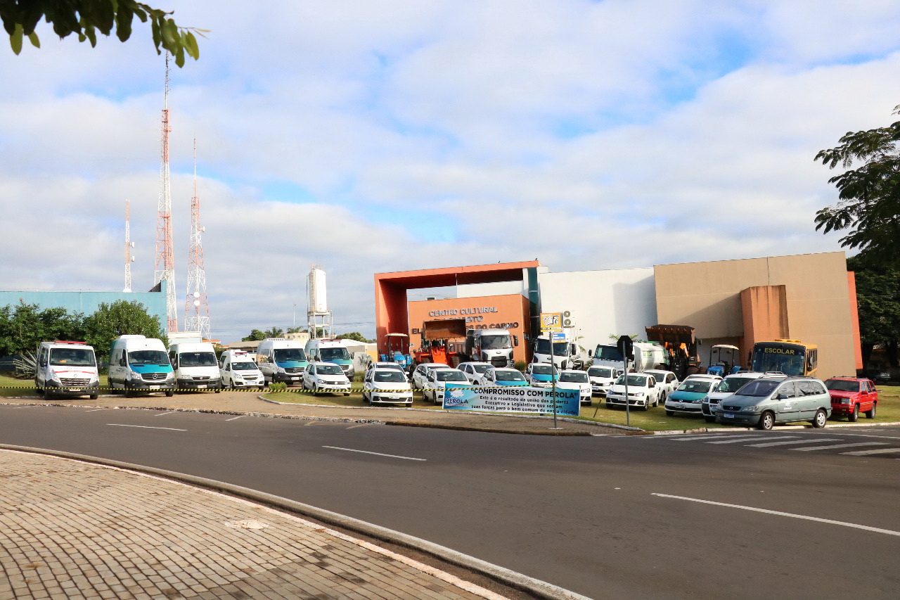 Prefeito Darlan Scalco expõe veículos que vão renovar a Frota Municipal de Pérola