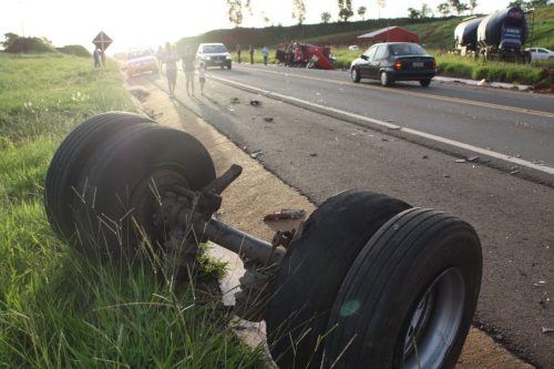 Jornal Ilustrado - Animal na pista seria causa de grave colisão traseira entre carretas na Boiadeira