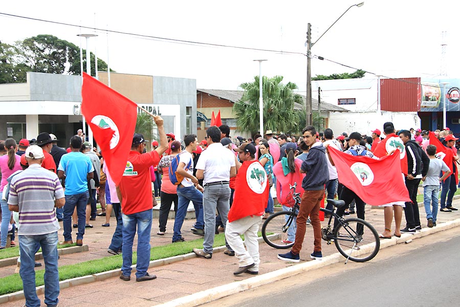 Passeata marca apoio da população de Mariluz contra possível reintegração de posse