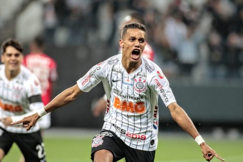 Jornal Ilustrado - Corinthians bate São Paulo, sobe para 3º e segue sem perder do rival em sua arena