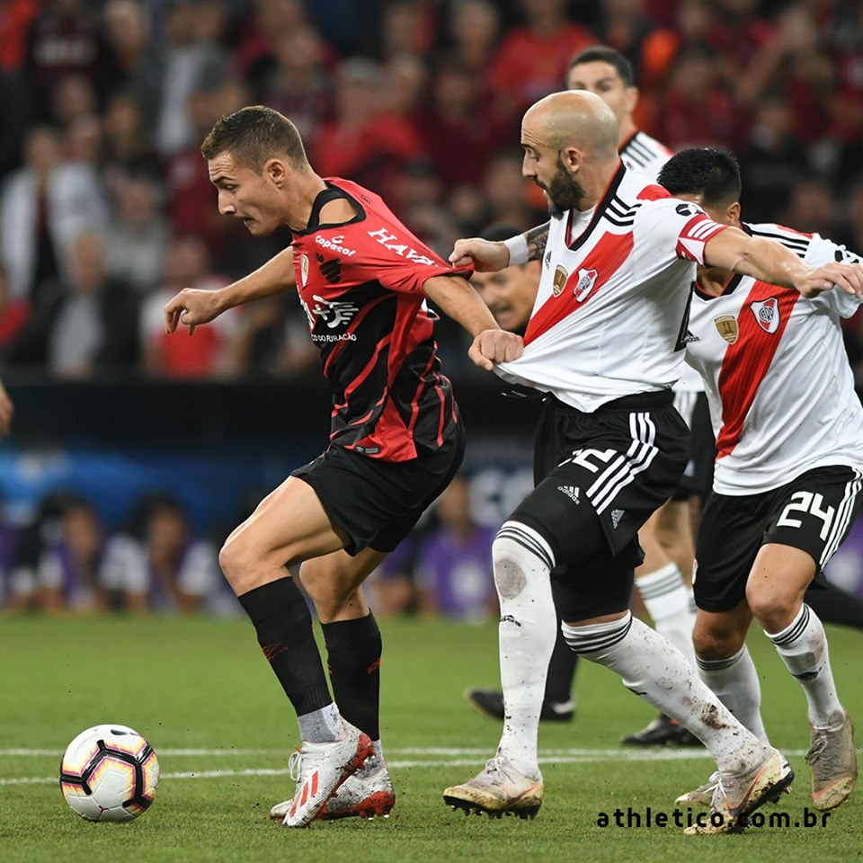Athletico-PR derrota o River e sai na frente na briga pelo título da Recopa