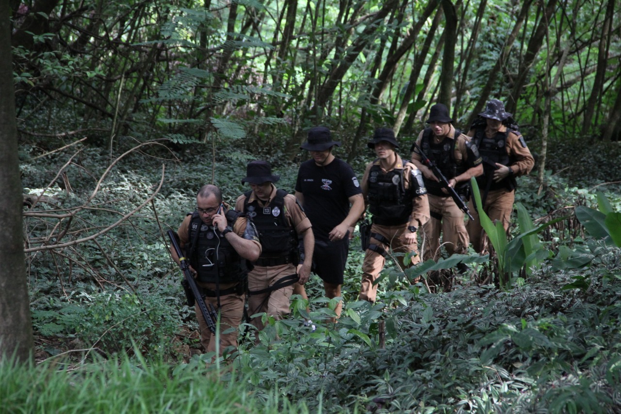 APERFEIÇOAMENTO Rotam e Canil realizam treinamento de busca e captura no bosque do Índio