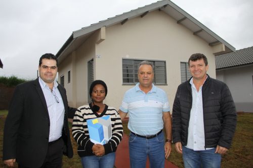 Jornal Ilustrado - Prefeitura de Xambrê e Caixa entregam 73 casas do projeto Minha Casa Minha Vida
