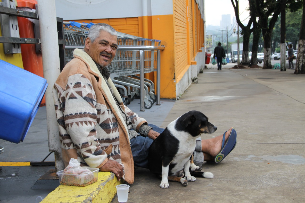 Jornal Ilustrado - Ele perdeu a esposa, casa, emprego e agora vive na rua com seu fiel amigo