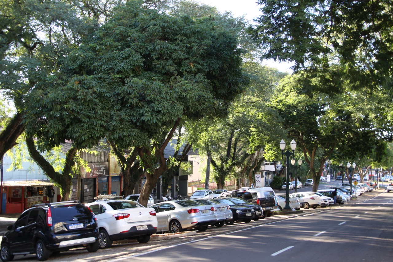 Falta de vagas para estacionar espanta consumidores. Saiba porque isso acontece em Umuarama