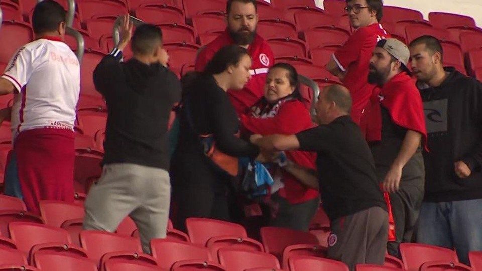 Inter identifica e suspende torcedora que agrediu e intimidou gremistas