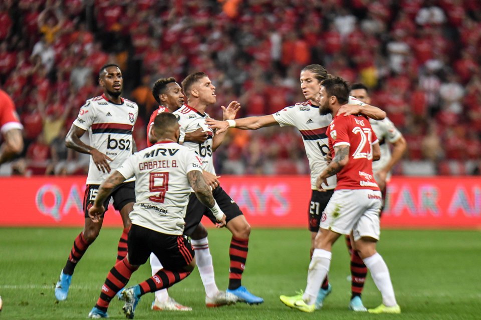 Em jogo tenso, Flamengo empata com o Inter no Beira-Rio e ...