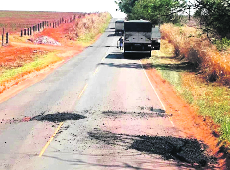 Caminhoneiros se unem para tapar buracos entre Alto Paraíso e Porto Figueira