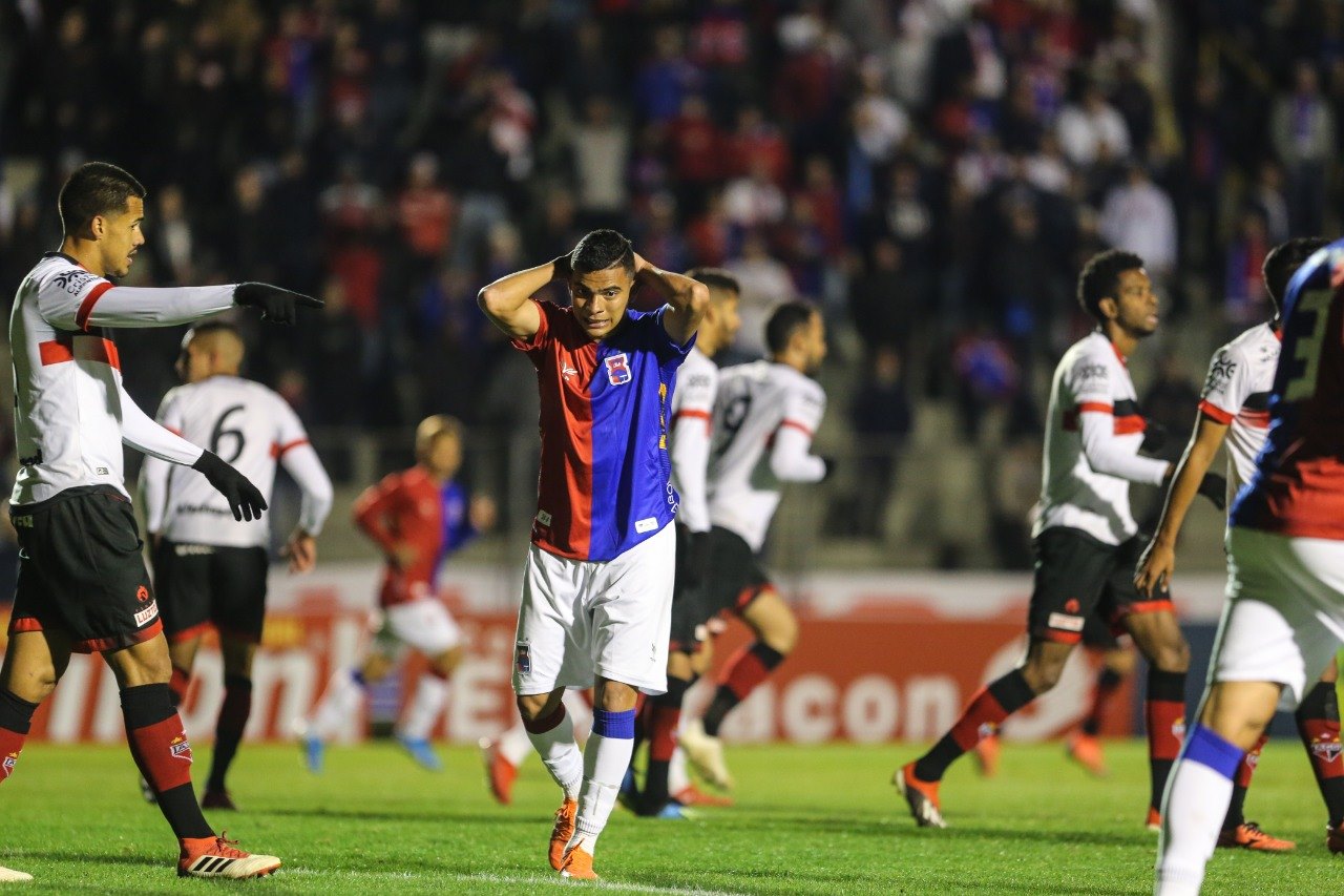 Paraná empata com Atlético-GO, completa 6 jogos sem vencer e deixa campo vaiado