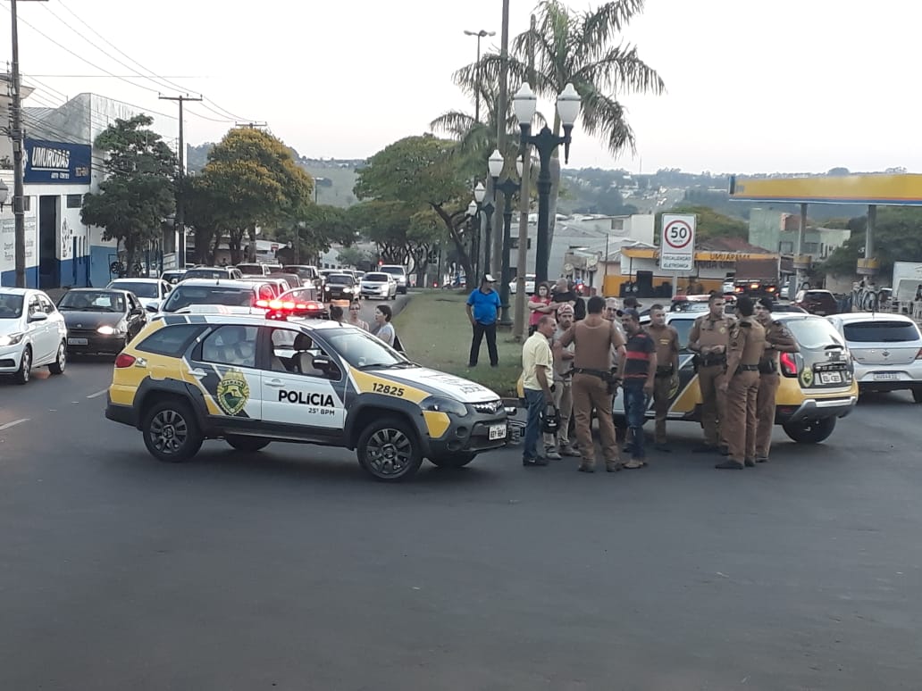 Jornal Ilustrado - Moto e carros se envolvem em colisão na avenida Tiradentes