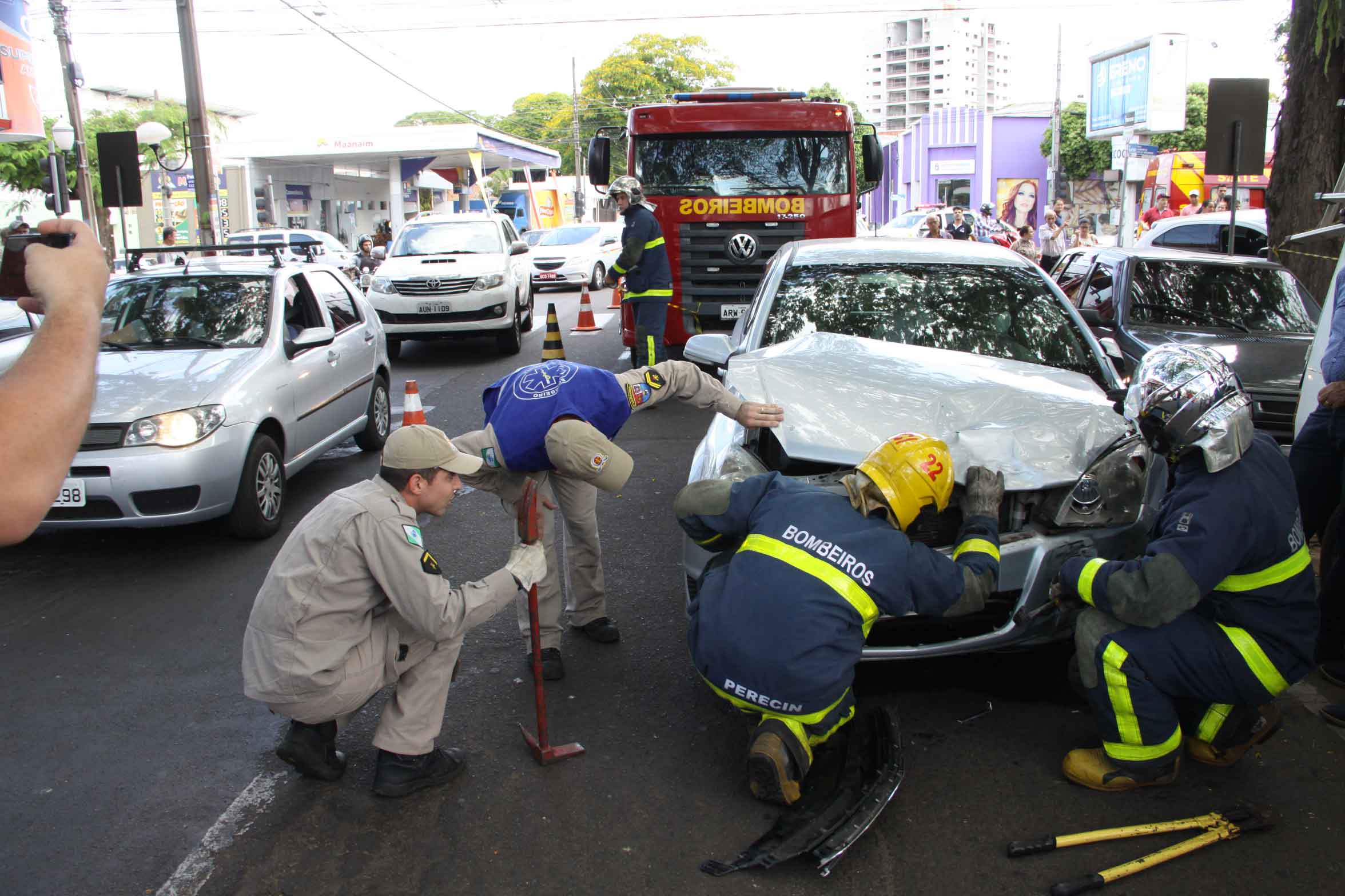 Jornal Ilustrado - Condutora fica ferida em colisão na Castelo Branco com a Ney Braga
