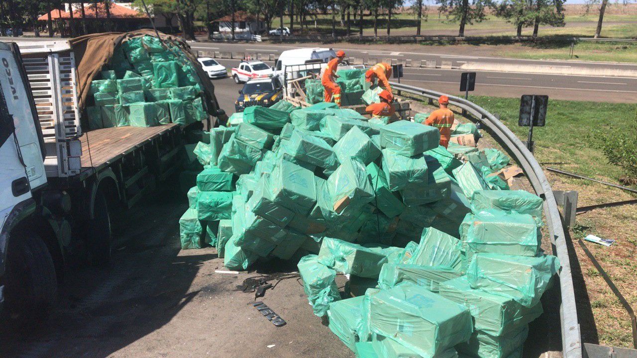 PRF apreende meio milhão de carteiras de cigarro que era transportada em caminhão com placas de Iporã