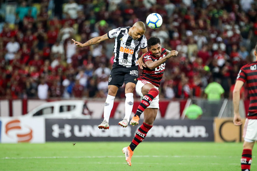 Desfalcado, Flamengo mostra força, bate o Atlético-MG e abre 8 pontos do Santos