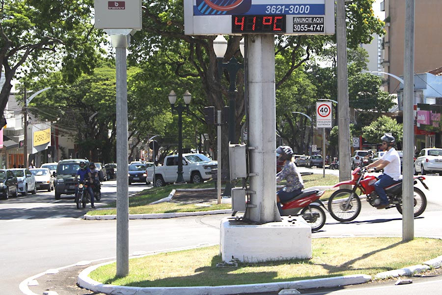 Em dia de muito calor, sensação térmica em Umuarama bate 45ºC