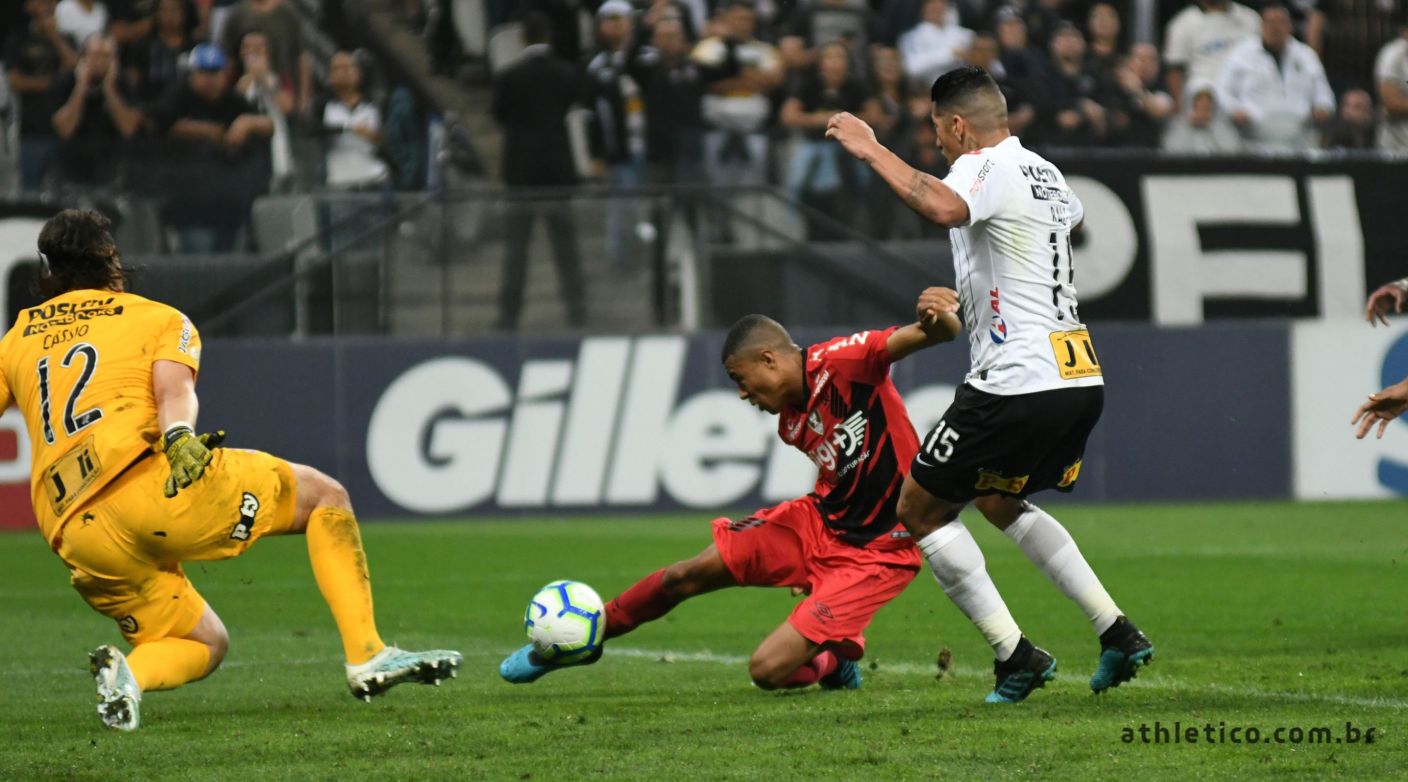 Corinthians e Athletico-PR empatam em jogo com quatro gols no primeiro tempo