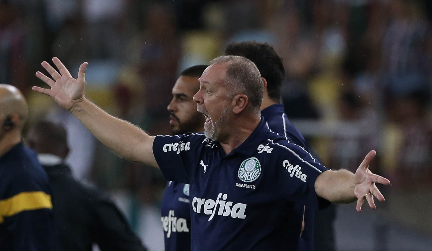 Fluminense vence time misto do Palmeiras e respira no Brasileirão