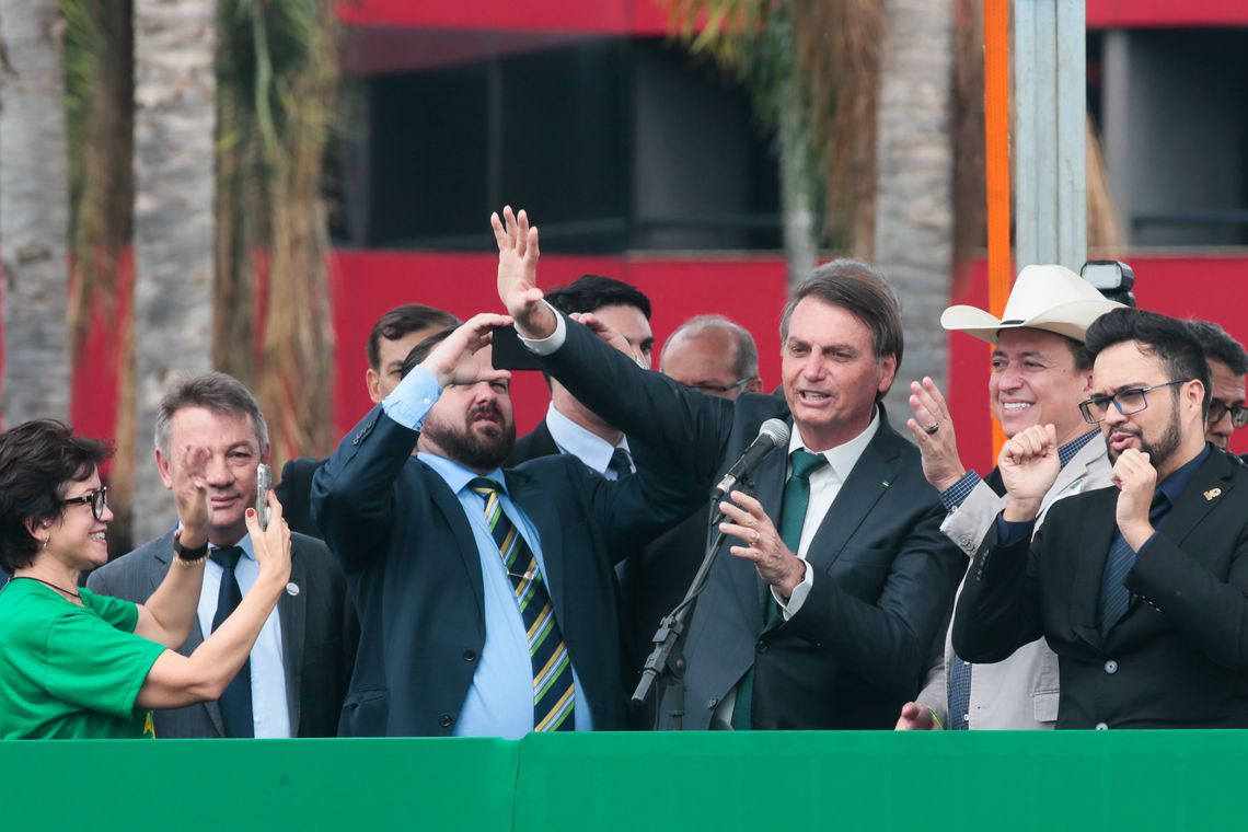 Partido criado para abrigar Bolsonaro defende Deus e armas