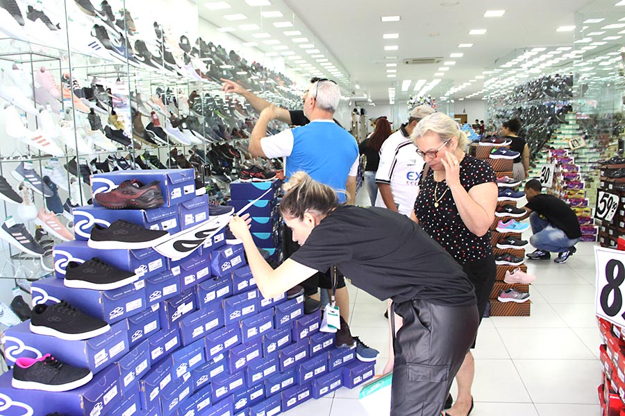 Sindicatos do comércio definem abertura para a Natal e reajuste de 9,9% no salário