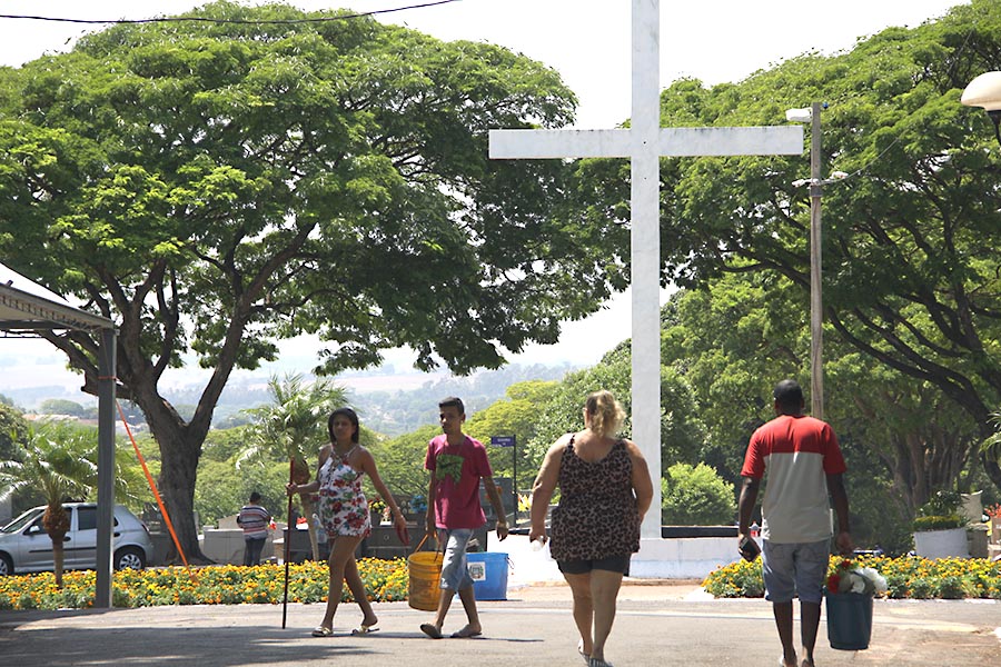 Prazo para limpeza dos túmulos no  Cemitério de Umuarama termina hoje