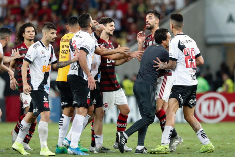 Em clássico com 8 gols e 2 viradas, Flamengo e Vasco empatam
