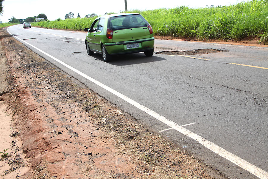 Crateras na rodovia entre Umuarama e Xambrê colocam em risco motoristas