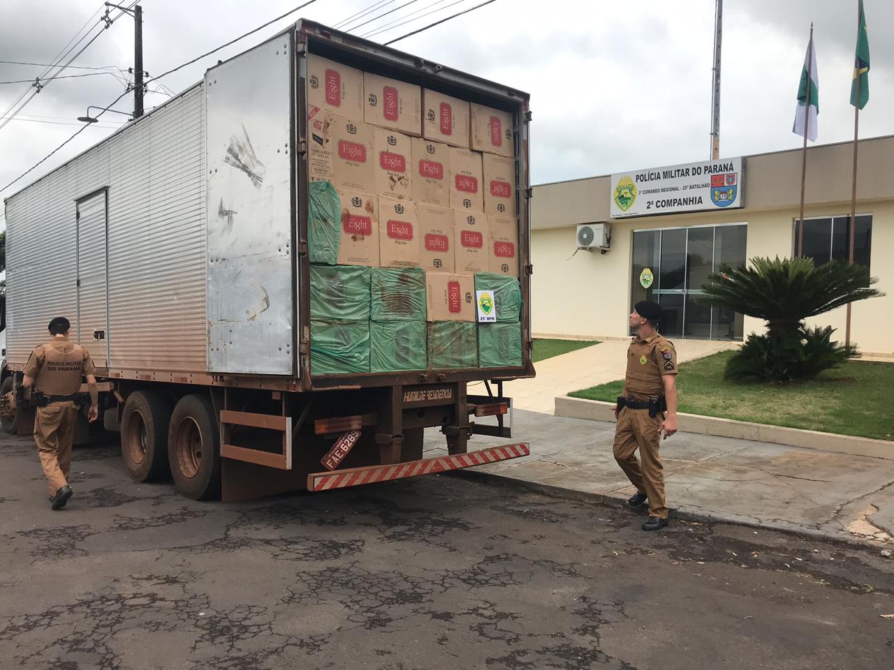 PM apreende caminhão com  700 caixas de cigarros em Iporã