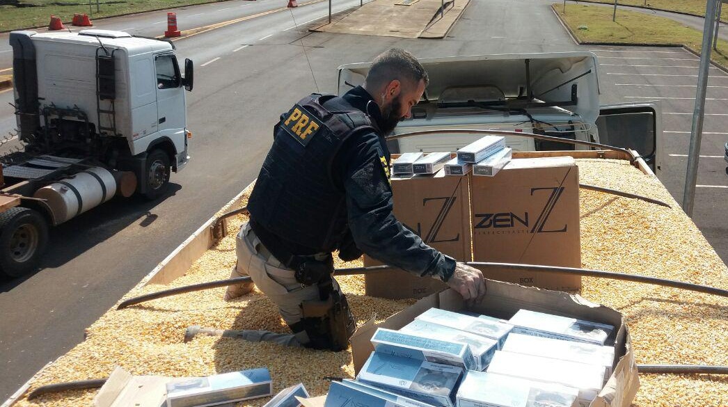 Apreensões de cigarro feitas pela PRF dobram e superam recorde no Paraná