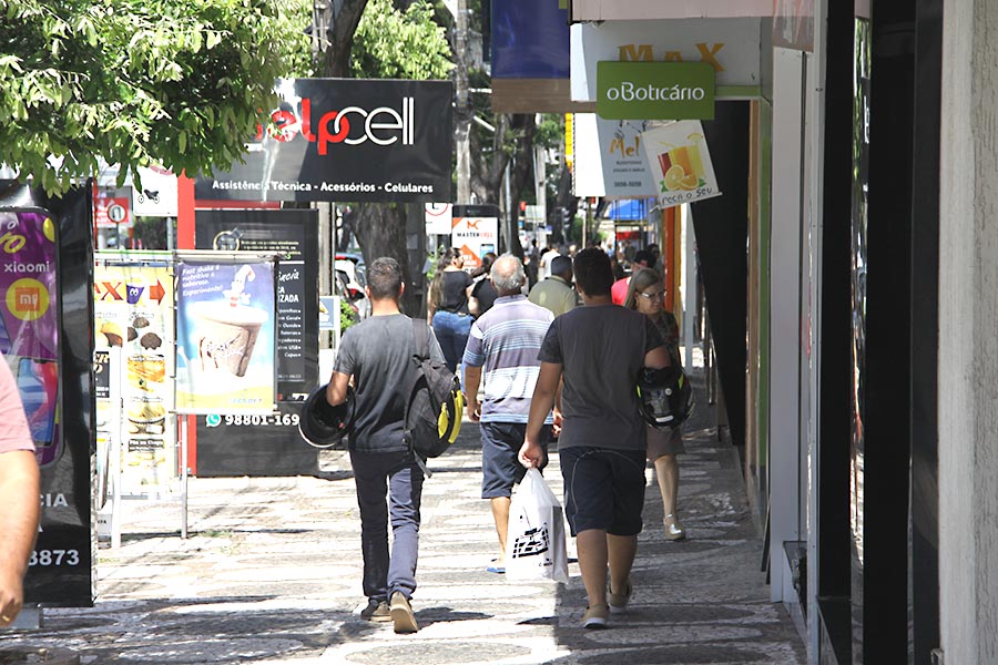 Lojas que optarem em abrir até 20 horas precisam pagar hora extra, alerta sindicato