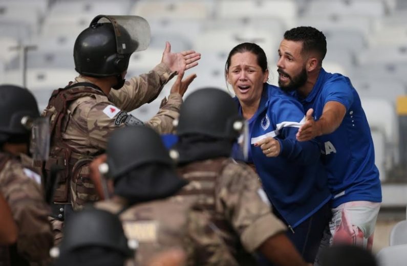 Jornal Ilustrado - Confusão após queda do Cruzeiro tem 4 presos, 32 feridos e depredação