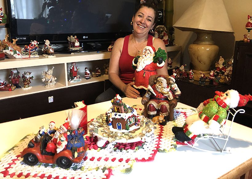 Coleção com mais de 300 Papais Noéis muda a casa de umuaramense no Natal